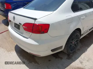 2011 Volkswagen Jetta SE с VIN 3VWDZ7AJ7BM322073, выставлен на аукционе IAAI как лот 42132111 с пробегом 195 236 миль миль и . История ставок и продаж доступна на DreamBid. Изображение 6.