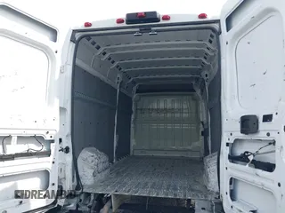 2018 Ram ProMaster Cargo z VIN 3C6TRVDG5JE146918, wystawiony jako IAAI lot #42086347 z przebiegiem 95 277 mil mil oraz . Historia ofert i sprzedaży dostępna na DreamBid. Obrazek 17.