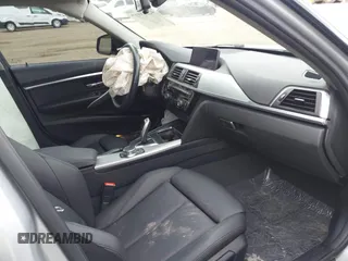2017 BMW 3 Series 320i xDrive с VIN WBA8A3C36HK692592, выставлен на аукционе IAAI как лот 42218917 с пробегом 72 344 миль миль и . История ставок и продаж доступна на DreamBid. Изображение 5.