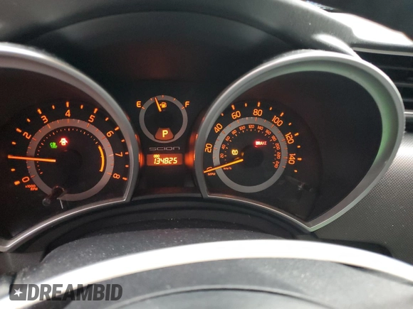 2014 Scion tC z VIN JTKJF5C77E3075236, wystawiony jako Copart lot #47632495 z przebiegiem 134 825 mil mil oraz Szkody całkowita. Historia ofert i sprzedaży dostępna na DreamBid. Obrazek 9.