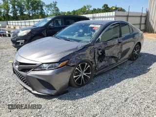 2020 Toyota Camry SE z VIN 4T1G11AK9LU902852, wystawiony jako Copart lot #57788015 z przebiegiem 58 168 mil mil oraz Szkoda całkowita • Salvage title. Historia ofert i sprzedaży dostępna na DreamBid. Obrazek 1.