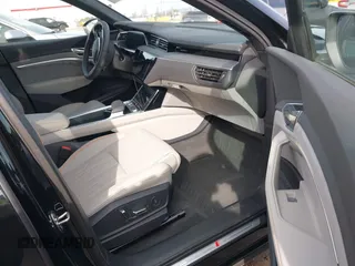 2024 Audi Q8 e-tron z VIN WA16AAGE2RB031437, wystawiony jako IAAI lot #41761720 z przebiegiem 19 579 mil mil oraz . Historia ofert i sprzedaży dostępna na DreamBid. Obrazek 5.