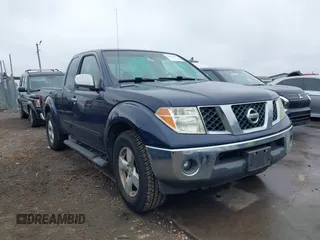 2007 Nissan Frontier SE z VIN 1N6AD06UX7C444415, wystawiony jako IAAI lot #41659165 z przebiegiem 113 926 mil mil oraz . Historia ofert i sprzedaży dostępna na DreamBid. Obrazek 1.