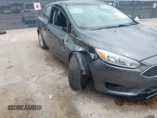 2018 Ford Focus SE z VIN 1FADP3F23JL321768, wystawiony jako IAAI lot #42415788 z przebiegiem 124 126 mil mil oraz . Historia ofert i sprzedaży dostępna na DreamBid. Obrazek 6.