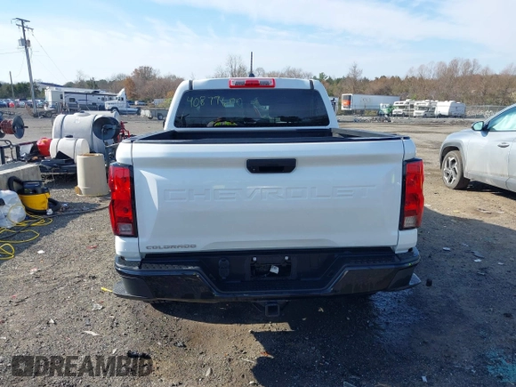 2023 Chevrolet Colorado 2WD Work Truck z VIN 1GCPSBEK8P1201275, wystawiony jako IAAI lot #40877600 z przebiegiem 20 053 mil mil oraz . Historia ofert i sprzedaży dostępna na DreamBid. Obrazek 16.