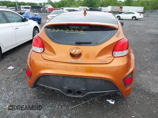 2013 Hyundai Veloster Turbo z VIN KMHTC6AE3DU124744, wystawiony jako IAAI lot #42242242 z przebiegiem 115 757 mil mil oraz . Historia ofert i sprzedaży dostępna na DreamBid. Obrazek 16.