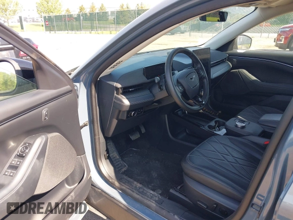 2024 Ford Mustang Mach-E Select z VIN 3FMTK1R46RMA22206, wystawiony jako IAAI lot #42243515 z przebiegiem 8 353 mil mil oraz . Historia ofert i sprzedaży dostępna na DreamBid. Obrazek 5.