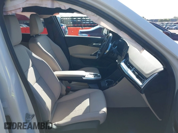 2024 BMW X1 xDrive28i с VIN WBX73EF0XR5Z50590, выставлен на аукционе IAAI как лот 42052219 с пробегом 3 158 миль миль и . История ставок и продаж доступна на DreamBid. Изображение 5.