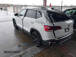 2023 Volkswagen Taos SE z VIN 3VVNX7B22PM315903, wystawiony jako IAAI lot #41305234 z przebiegiem 14 321 mil mil oraz . Historia ofert i sprzedaży dostępna na DreamBid. Obrazek 3.