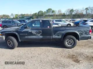 1999 Dodge Dakota SLT with VIN 1B7GG22X8XS115282, listed as a IAAI auction lot 42136576 with 220,465 mi miles and . Bid and sale history available at carsss.com. Image 14.