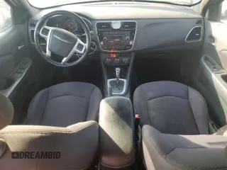 2013 Chrysler 200 Touring z VIN 1C3CCBBG7DN723383, wystawiony jako Copart lot #53302135 z przebiegiem 139 637 mil mil oraz Szkoda całkowita • Salvage title. Historia ofert i sprzedaży dostępna na DreamBid. Obrazek 8.