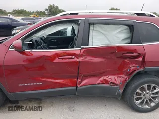 2019 Jeep Cherokee Latitude Plus с VIN 1C4PJLLB0KD486380, выставлен на аукционе IAAI как лот 42206108 с пробегом 116 322 миль миль и . История ставок и продаж доступна на DreamBid. Изображение 14.
