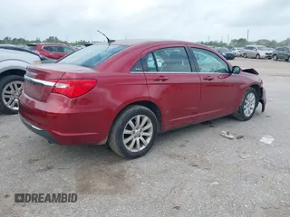 2013 Chrysler 200 Touring z VIN 1C3CCBBB0DN525474, wystawiony jako IAAI lot #42104782 z przebiegiem 67 418 mil mil oraz . Historia ofert i sprzedaży dostępna na DreamBid. Obrazek 4.