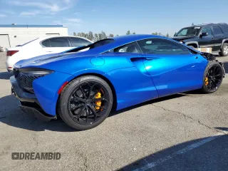 2023 McLaren Artura z VIN SBM16AEA9PW001592, wystawiony jako Copart lot #50613595 z przebiegiem 2956 mil mil oraz Szkody całkowita. Historia ofert i sprzedaży dostępna na DreamBid. Obrazek 3.