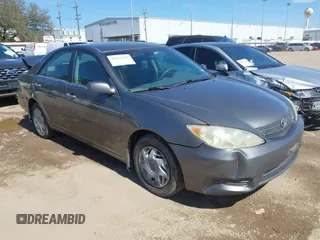 2005 Toyota Camry STD z VIN 4T1BE32K45U588524, wystawiony jako IAAI lot #41674559 z przebiegiem 230 491 mil mil oraz . Historia ofert i sprzedaży dostępna na DreamBid. Obrazek 1.