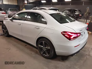 2019 Mercedes-Benz A 220 z VIN WDD3G4FB7KW022043, wystawiony jako IAAI lot #42018688 z przebiegiem 55 403 mil mil oraz . Historia ofert i sprzedaży dostępna na DreamBid. Obrazek 3.