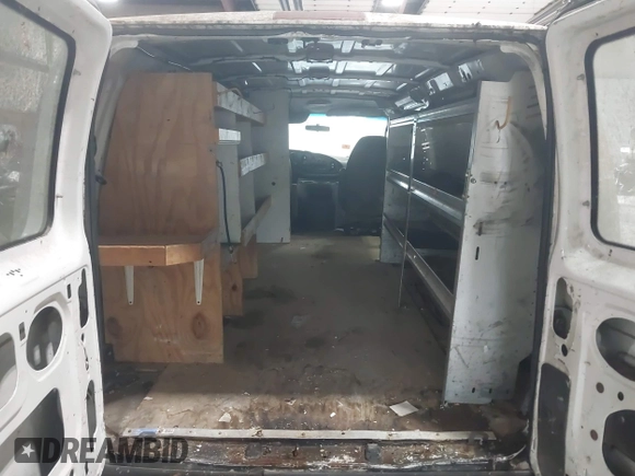 2008 Ford Econoline Cargo Commercial z VIN 1FTNS24W88DA19698, wystawiony jako IAAI lot #42537120 z przebiegiem 148 476 mil mil oraz . Historia ofert i sprzedaży dostępna na DreamBid. Obrazek 8.