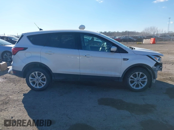 2019 Ford Escape SE z VIN 1FMCU9GD3KUC47731, wystawiony jako IAAI lot #41694244 z przebiegiem 77 059 mil mil oraz . Historia ofert i sprzedaży dostępna na DreamBid. Obrazek 14.