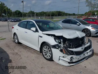 2016 Kia Optima EX z VIN 5XXGU4L31GG064220, wystawiony jako IAAI lot #39443639 z przebiegiem 98 808 mil mil oraz . Historia ofert i sprzedaży dostępna na DreamBid. Obrazek 1.