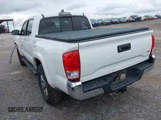 2017 Toyota Tacoma SR5 z VIN 3TMAZ5CN8HM051558, wystawiony jako IAAI lot #42320319 z przebiegiem 101 767 mil mil oraz . Historia ofert i sprzedaży dostępna na DreamBid. Obrazek 3.