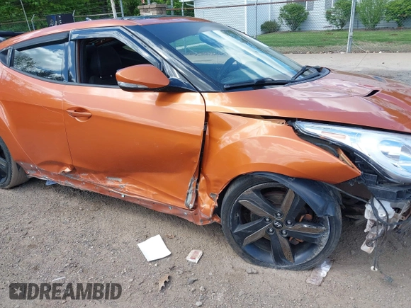 2013 Hyundai Veloster Turbo z VIN KMHTC6AE1DU101236, wystawiony jako IAAI lot #42230984 z przebiegiem 131 854 mil mil oraz . Historia ofert i sprzedaży dostępna na DreamBid. Obrazek 17.