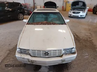 2001 Cadillac Eldorado Touring ETC z VIN 1G6ET12951B101641, wystawiony jako IAAI lot #42274235 z przebiegiem 119 965 mil mil oraz . Historia ofert i sprzedaży dostępna na DreamBid. Obrazek 6.