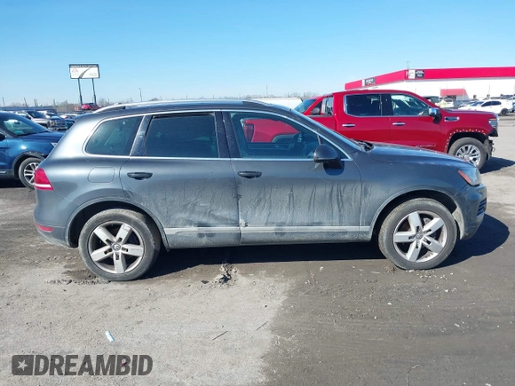 2013 Volkswagen Touareg Exec z VIN WVGEF9BP9DD011799, wystawiony jako IAAI lot #41615162 z przebiegiem 137 054 mil mil oraz . Historia ofert i sprzedaży dostępna na DreamBid. Obrazek 13.