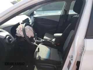 2021 Hyundai Kona SE z VIN KM8K1CAAXMU746447, wystawiony jako Copart lot #55303085 z przebiegiem 26 726 mil mil oraz Szkody całkowita. Historia ofert i sprzedaży dostępna na DreamBid. Obrazek 7.