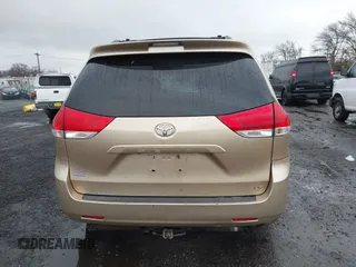2011 Toyota Sienna LE AAS with VIN 5TDKK3DCXBS096325, listed as a IAAI auction lot 40997772 with 192,742 mi miles. Bid and sale history available at carsss.com. Image 17.