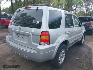 2005 Ford Escape Hybrid with VIN 1FMCU95H75KD90560, listed as a IAAI auction lot 42048840 with 137,223 mi miles. Bid and sale history available at carsss.com. Image 4.