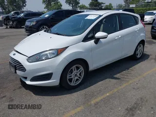 2018 Ford Fiesta SE z VIN 3FADP4EJ8JM141067, wystawiony jako IAAI lot #42417301 z przebiegiem 71 150 mil mil oraz . Historia ofert i sprzedaży dostępna na DreamBid. Obrazek 2.