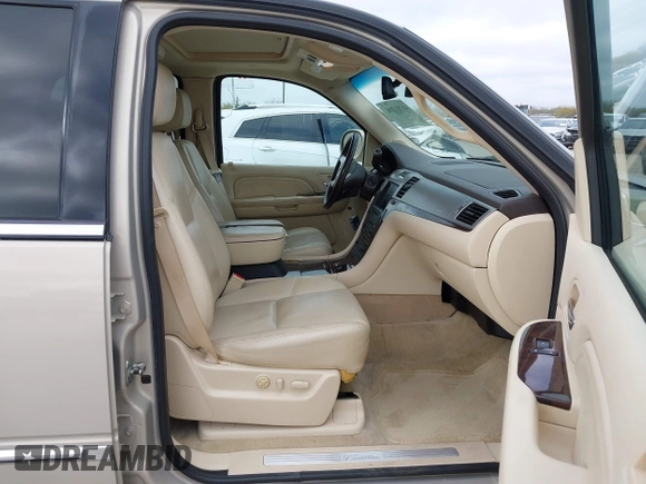 2008 Cadillac Escalade with VIN 1GYEC63898R234382, listed as a IAAI auction lot 41781206 with 150,916 mi miles. Bid and sale history available at carsss.com. Image 5.
