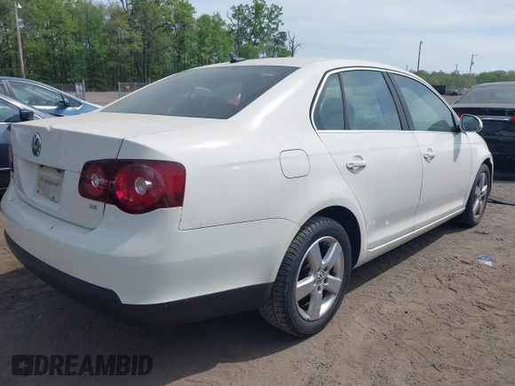 2008 Volkswagen Jetta SE with VIN 3VWRZ71KX8M173889, listed as a IAAI auction lot 42062818 with Not provided miles and . Bid and sale history available at DreamBid. Image 4.