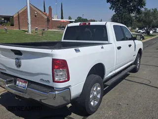 2022 Ram 2500 Big Horn z VIN 3C6UR5DJ3NG313061, wystawiony jako Copart lot #64436165 z przebiegiem 32 580 mil mil oraz Czysty tytuł • Clean title. Historia ofert i sprzedaży dostępna na DreamBid. Obrazek 4.