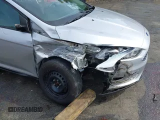 2017 Ford Focus S z VIN 1FADP3E21HL241557, wystawiony jako IAAI lot #42100036 z przebiegiem 106 764 mil mil oraz . Historia ofert i sprzedaży dostępna na DreamBid. Obrazek 6.