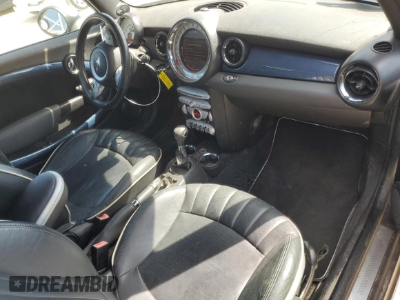 2010 MINI Convertible S z VIN WMWMS3C55ATY09138, wystawiony jako Copart lot #49045585 z przebiegiem 74 728 mil mil oraz Szkoda całkowita • Salvage title. Historia ofert i sprzedaży dostępna na DreamBid. Obrazek 8.