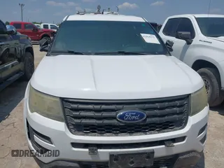 2017 Ford Police Interceptor Utility z VIN 1FM5K8ARXHGB40700, wystawiony jako IAAI lot #42264375 z przebiegiem Nie podano mil oraz . Historia ofert i sprzedaży dostępna na DreamBid. Obrazek 11.