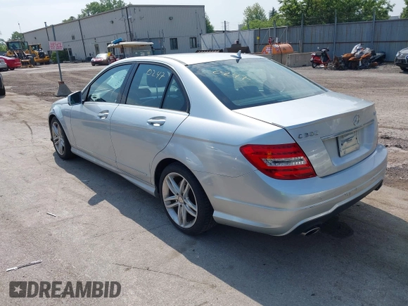 2013 Mercedes-Benz C 300 Sport z VIN WDDGF8AB1DR292986, wystawiony jako IAAI lot #42430247 z przebiegiem 105 105 mil mil oraz . Historia ofert i sprzedaży dostępna na DreamBid. Obrazek 3.