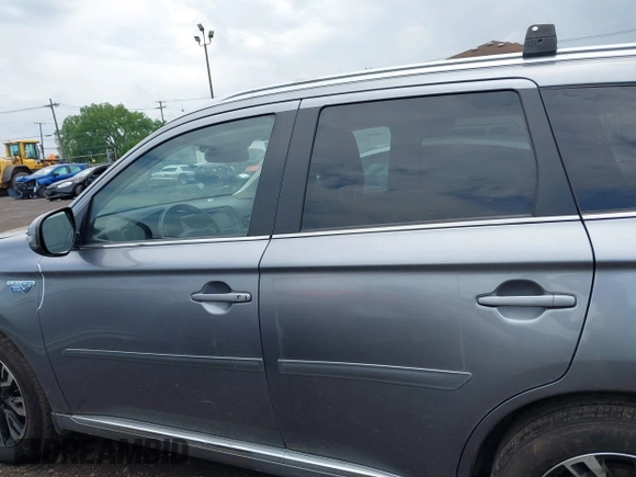 2018 Mitsubishi Outlander SEL z VIN JA4J24A58JZ058655, wystawiony jako IAAI lot #42569775 z przebiegiem 111 370 mil mil oraz . Historia ofert i sprzedaży dostępna na DreamBid. Obrazek 14.