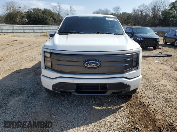 2022 Ford F-150 Lightning Pro z VIN 1FT6W1EV6NWG01209, wystawiony jako Copart lot #45301935 z przebiegiem 25 141 mil mil oraz Szkody całkowita. Historia ofert i sprzedaży dostępna na DreamBid. Obrazek 5.