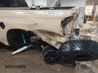 2017 Toyota Tundra SR z VIN 5TFUY5F19HX583033, wystawiony jako IAAI lot #41484920 z przebiegiem 112 206 mil mil oraz . Historia ofert i sprzedaży dostępna na DreamBid. Obrazek 6.