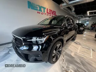 2024 Volvo XC40 Plus Bright Theme z VIN YV4L12UE6R2216347, wystawiony jako Copart lot #53724375 z przebiegiem 11 885 mil mil oraz Czysty tytuł • Clean title. Historia ofert i sprzedaży dostępna na DreamBid. Obrazek 2.