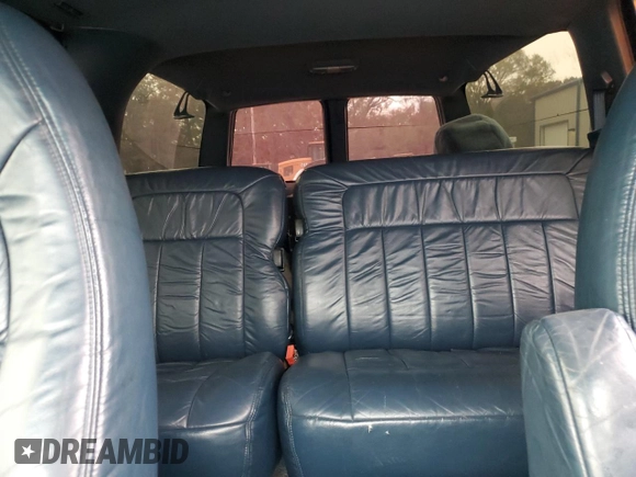 1994 GMC Suburban z VIN 1GKEC16K4RJ762562, wystawiony jako Copart lot #81242184 z przebiegiem 182 583 mil mil oraz Szkoda całkowita • Salvage title. Historia ofert i sprzedaży dostępna na DreamBid. Obrazek 10.