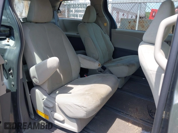 2012 Toyota Sienna z VIN 5TDZK3DC8CS274703, wystawiony jako IAAI lot #39643784 z przebiegiem 111 572 mil mil oraz . Historia ofert i sprzedaży dostępna na DreamBid. Obrazek 8.