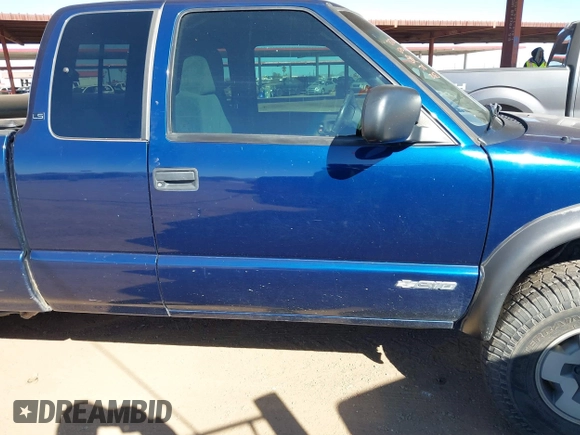 2002 Chevrolet S-10 LS with VIN 1GCCT19W428212163, listed as a IAAI auction lot 41383327 with 1 mi miles. Bid and sale history available at carsss.com. Image 12.