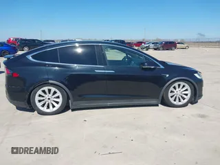 2017 Tesla Model X 90D z VIN 5YJXCAE28HF059140, wystawiony jako IAAI lot #41648518 z przebiegiem Nie podano mil oraz . Historia ofert i sprzedaży dostępna na DreamBid. Obrazek 12.