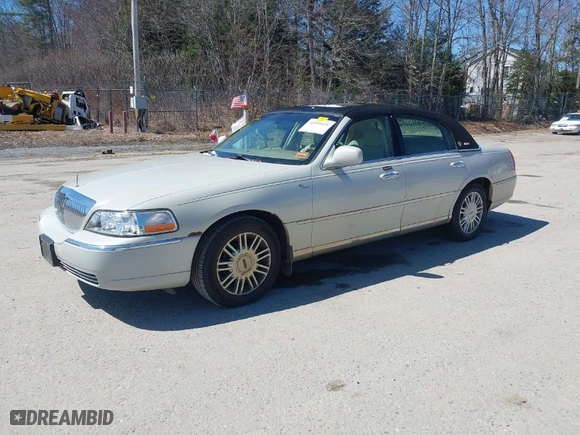 2007 Lincoln Town Car Signature Limited with VIN 1LNHM82W07Y627506, listed as a IAAI auction lot 41991651 with 147,025 mi miles. Bid and sale history available at carsss.com. Image 2.