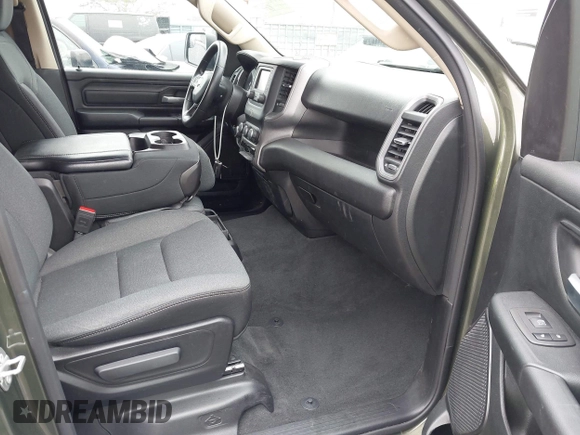 2021 Ram 1500 Tradesman z VIN 1C6RRFCGXMN714260, wystawiony jako IAAI lot #41866420 z przebiegiem 109 281 mil mil oraz . Historia ofert i sprzedaży dostępna na DreamBid. Obrazek 5.