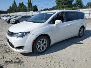 2018 Chrysler Pacifica Touring Plus z VIN 2C4RC1FGXJR126303, wystawiony jako Copart lot #66100745 z przebiegiem 97 556 mil mil oraz Szkoda całkowita • Salvage title. Historia ofert i sprzedaży dostępna na DreamBid. Obrazek 1.