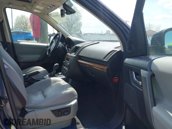 2010 Land Rover LR2 HSE z VIN SALFR2BN7AH176334, wystawiony jako IAAI lot #42094561 z przebiegiem 210 933 mil mil oraz . Historia ofert i sprzedaży dostępna na DreamBid. Obrazek 5.